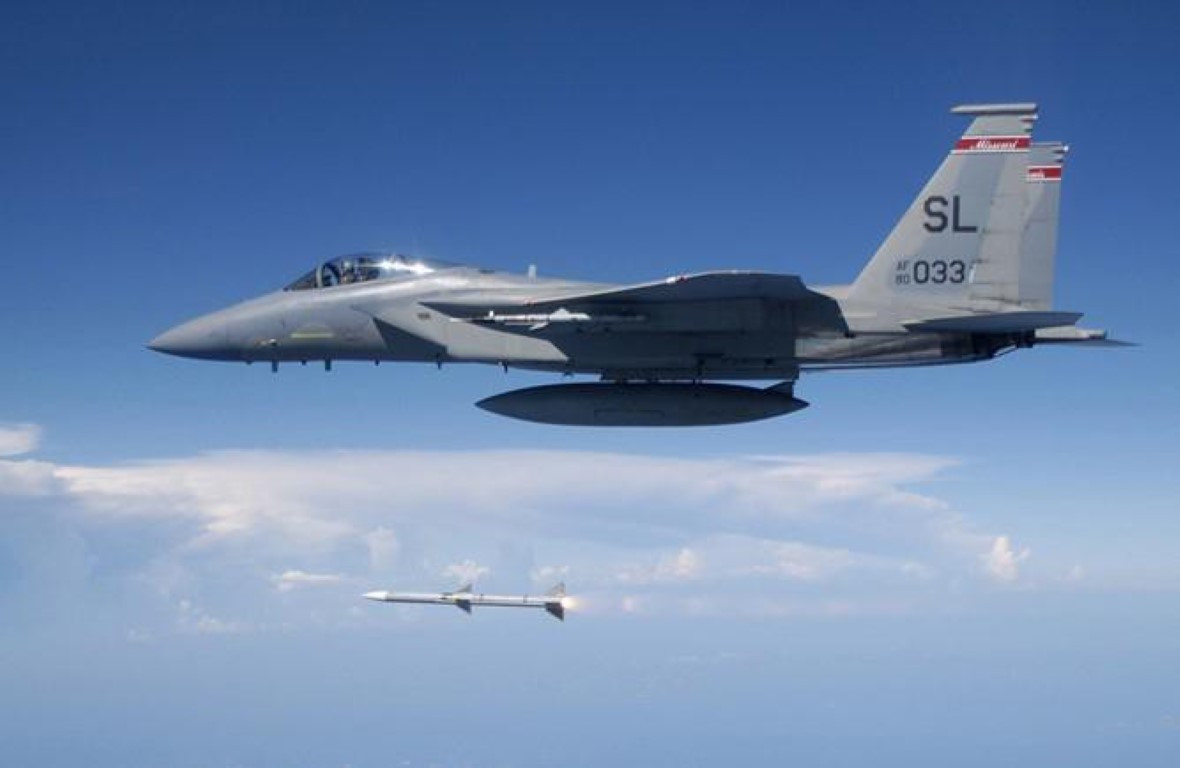 Cuối tháng 3 vừa rồi, tiêm kích F-15 hạng nặng của Arab Saudi phóng tên lửa hạ máy bay không người lái (UAV) Qasef-2K của phiến quân Houthi, Yemen.