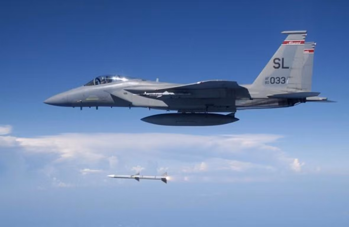 Cuối tháng 3 vừa rồi, tiêm kích F-15 hạng nặng của Arab Saudi phóng tên lửa hạ máy bay không người lái (UAV) Qasef-2K của phiến quân Houthi, Yemen.