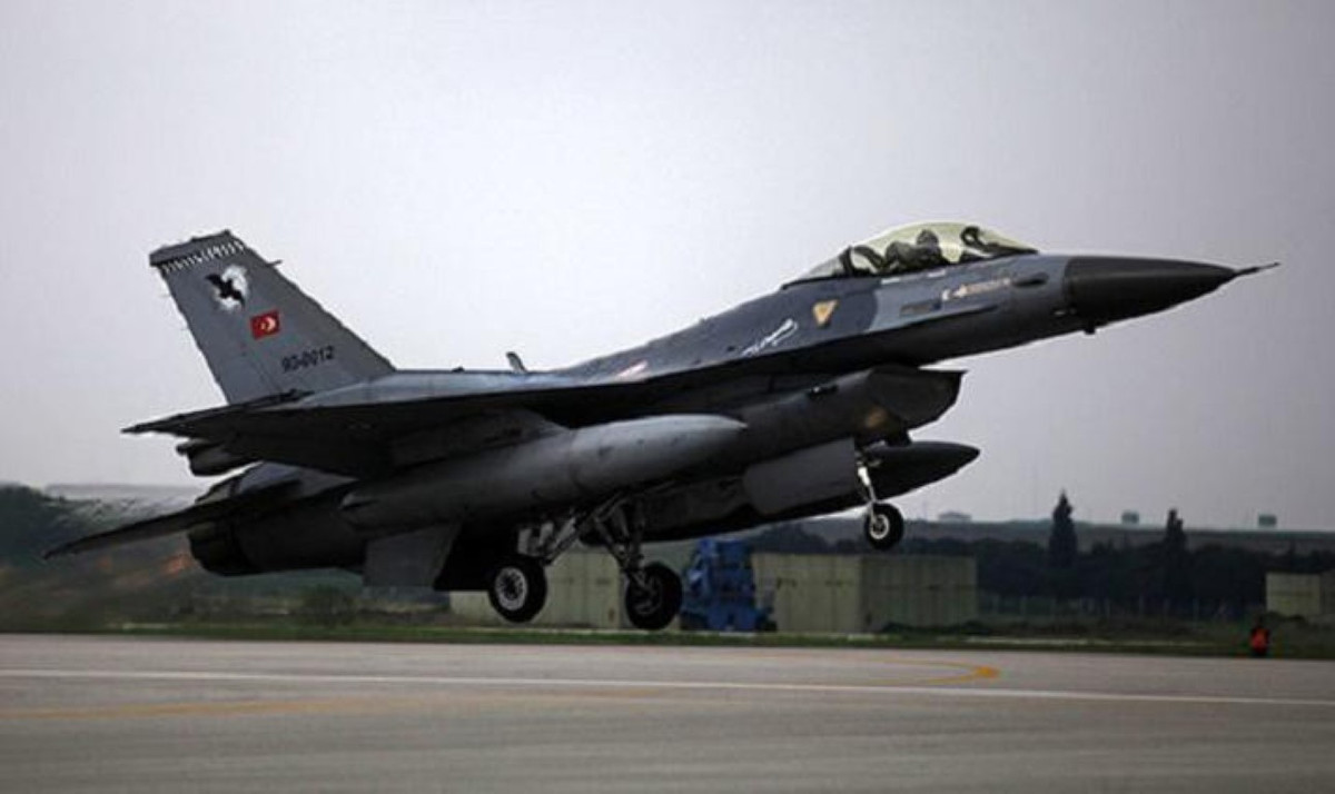 Mặc dù đầu nổ của AIM-120 được cho là nhẹ hơn loại trên AIM-7, nhưng nó vẫn được đánh giá là hiệu quả, dễ dàng phá hủy hoặc gây tổn thương nghiêm trọng với mọi máy bay tiêm kích, máy bay ném bom, máy bay vận tải...