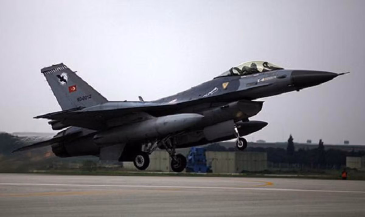 Mặc dù đầu nổ của AIM-120 được cho là nhẹ hơn loại trên AIM-7, nhưng nó vẫn được đánh giá là hiệu quả, dễ dàng phá hủy hoặc gây tổn thương nghiêm trọng với mọi máy bay tiêm kích, máy bay ném bom, máy bay vận tải...