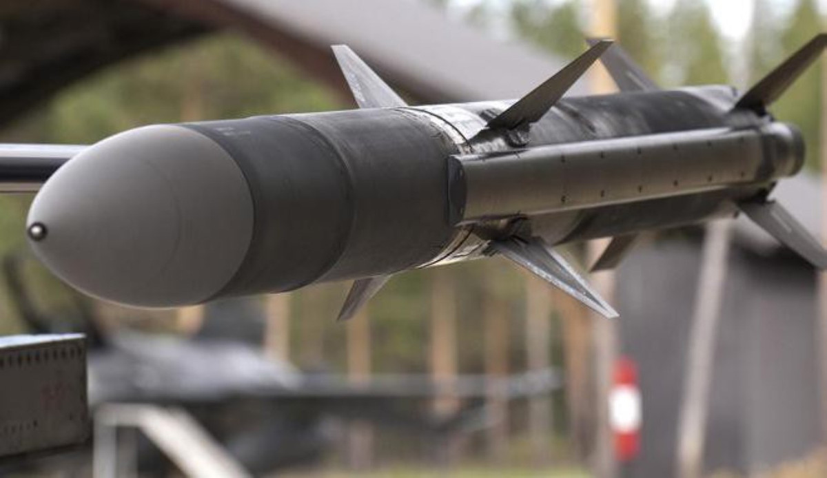 Tuy vậy rõ ràng dùng tới tên lửa AIM-120 quá đắt đỏ thay vì dùng pháo hoặc tên lửa AIM-9 được coi là biện pháp 'dùng dao mổ trâu để giết gà' của đội quân nhà giàu Saudi Arabia.