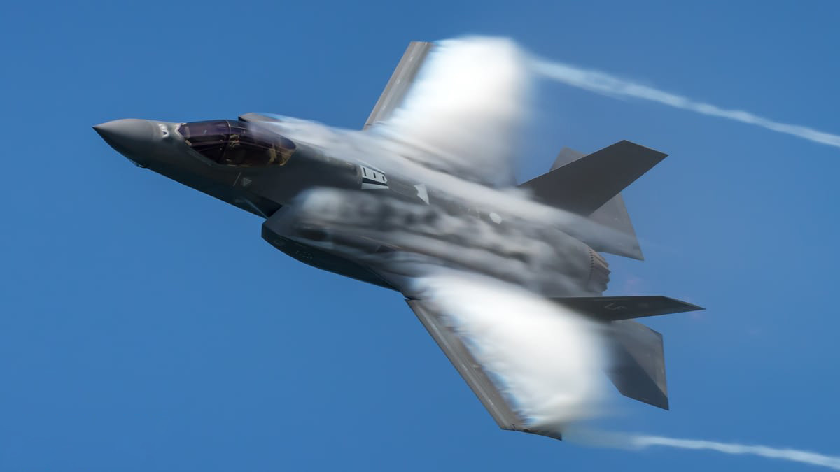 Theo thông tin vừa được hãng tin Bloomberg đăng tải, Lầu Năm Góc đã thừa nhận kể từ khi ra đời tới nay, tiêm kích F-35 của nước này vẫn còn tồn đọng rất nhiều lỗi.