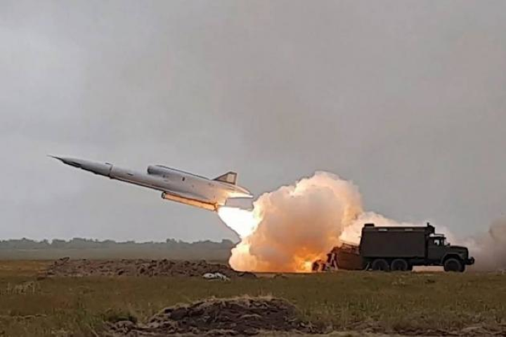 Cùng lúc đó, các máy bay không người lái VR-2 Strizh (Tu-141) và VR-3 Reis (Tu-143), được phát triển từ thời Liên Xô cũng bất ngờ xuất hiện tại cuộc tập trận, chúng được sử dụng để mô phỏng tên lửa hành trình.