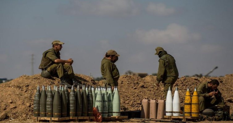 Pháo tự hành M109A6 có kíp chiến đấu cần tới 6 người. Trong đó bao gồm hai pháo thủ nạp đạn, một xạ thủ, một trợ lý pháo binh, một chỉ huy và một lái xe.