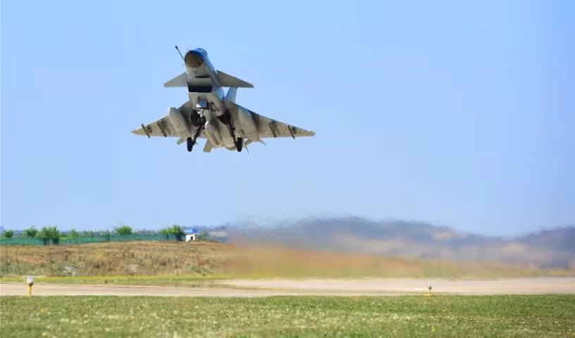 Chiếc tiêm kích 2 chỗ ngồi Thành Đô J-10S của Không quân Trung Quốc bất ngờ gặp nạn tại tỉnh Hà Nam vào ngày 22/10.