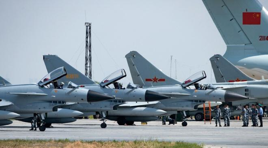 Khác với MiG-29 và F-16, tiêm kích J-10 có cánh tam giác lớn, khiến người ta liên tưởng tới dòng máy bay chiến đấu Mirage của Pháp.