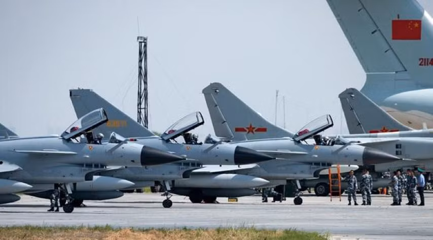 Khác với MiG-29 và F-16, tiêm kích J-10 có cánh tam giác lớn, khiến người ta liên tưởng tới dòng máy bay chiến đấu Mirage của Pháp.