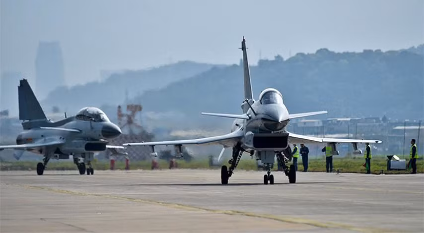 Tải trọng vũ khí trên máy bay lên tới 7 tấn không chỉ cho phép mang được tên lửa không đối không mà cả tên lửa không đối đất, bom thông minh.