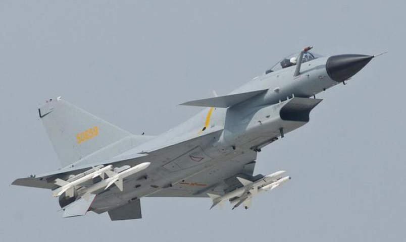 Hình ảnh cho thấy, vị trí chiếc J-10 gặp nạn là bên bờ sông Jialu thuộc tỉnh Hà Nam, phi công thì nhảy dù rơi giữa sông. Gần hiện trường có khá đông người dân đang ngồi câu cá.