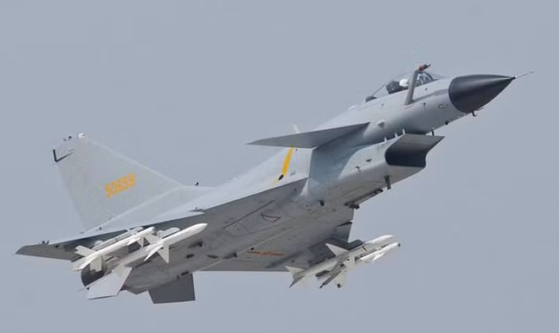 Hình ảnh cho thấy, vị trí chiếc J-10 gặp nạn là bên bờ sông Jialu thuộc tỉnh Hà Nam, phi công thì nhảy dù rơi giữa sông. Gần hiện trường có khá đông người dân đang ngồi câu cá.