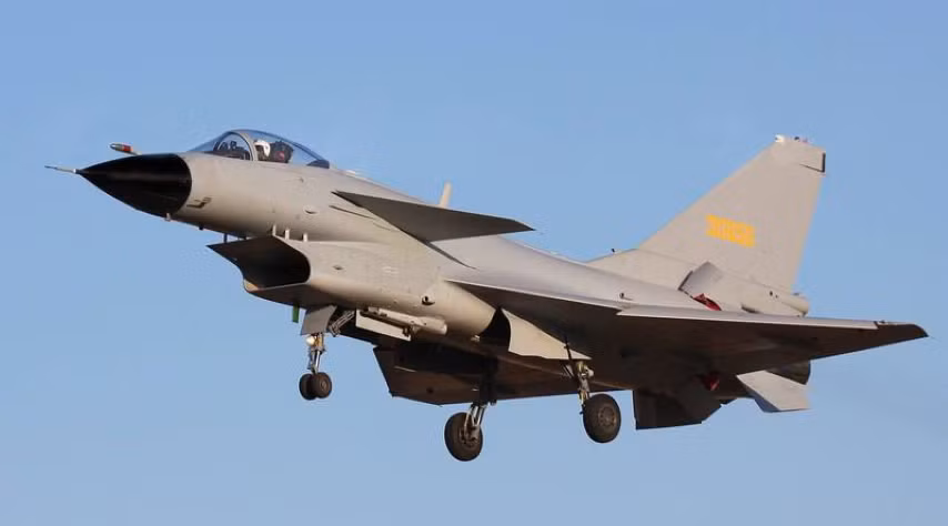 Phiên bản huấn luyện mang tên J-10S được chế tạo với hai chỗ ngồi, ngoài huấn luyện thì phiên bản này vẫn có thể chiến đấu khi cần thiết.