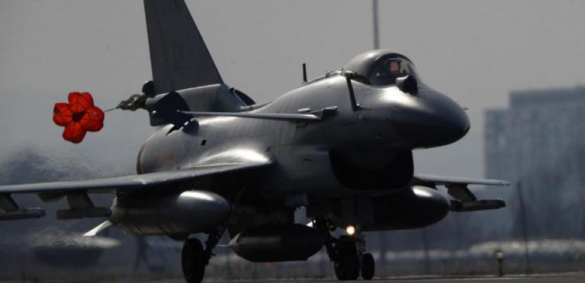 J-10 có 3 giá treo vũ khí ở mỗi bên cánh và 3 giá treo ở thân (có thể tăng lên 11 giá treo), giúp nó có tải trọng vũ khí tương tự như MiG-29 và F-16.