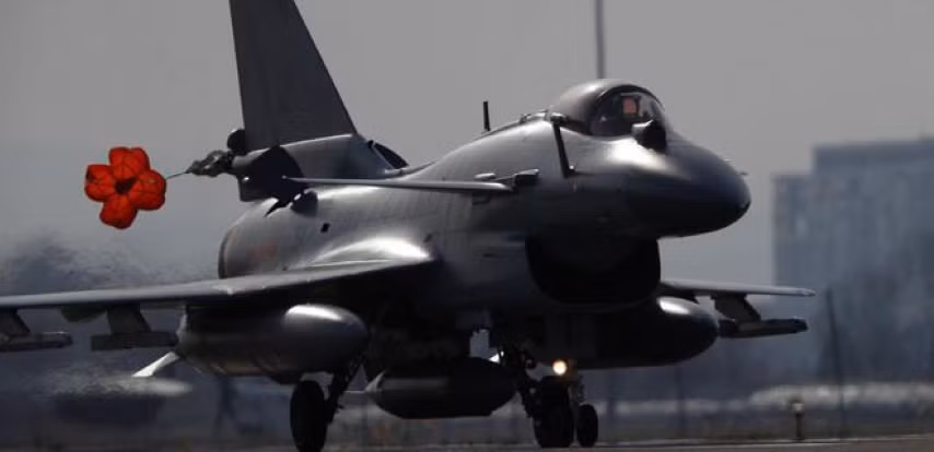 J-10 có 3 giá treo vũ khí ở mỗi bên cánh và 3 giá treo ở thân (có thể tăng lên 11 giá treo), giúp nó có tải trọng vũ khí tương tự như MiG-29 và F-16.