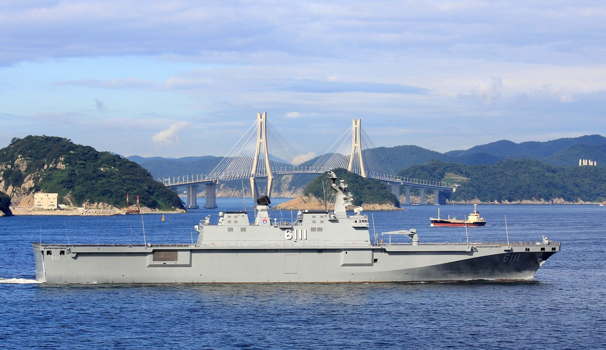 Bản thân chiếc ROKS Marado cũng từng được dự kiến đưa vào biên chế trước năm 2010, tuy nhiên quá trình đóng mới tàu Marado sau đó đã bị hoãn lại, do Seoul không nhận thấy mối lo ngại từ nước ngoài vào thời điểm đó.