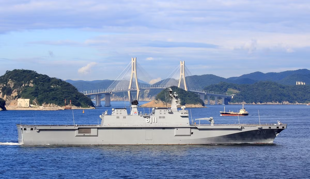 Bản thân chiếc ROKS Marado cũng từng được dự kiến đưa vào biên chế trước năm 2010, tuy nhiên quá trình đóng mới tàu Marado sau đó đã bị hoãn lại, do Seoul không nhận thấy mối lo ngại từ nước ngoài vào thời điểm đó.