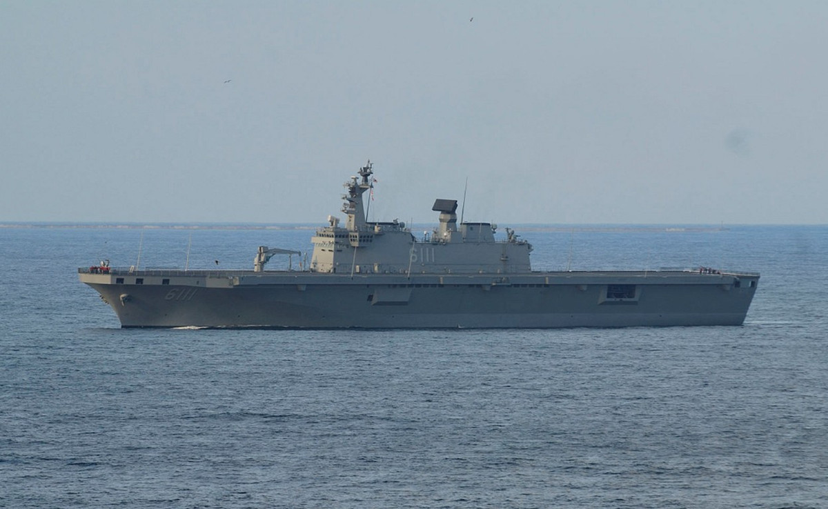 Việc đưa thêm một chiếc tàu đổ bộ tấn công lớp Dokdo vào biên chế, hứa hẹn gia tăng đáng kể sức mạnh của Hải quân Hàn Quốc, nhất là trong việc tác chiến xa bờ, hay tham gia tập trận chung ở nước ngoài.