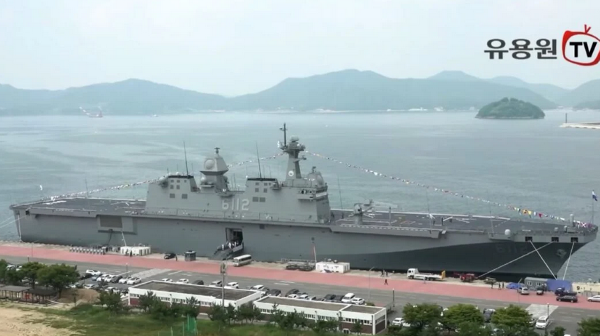 Hôm thứ hai vừa rồi, Hải quân Hàn Quốc đã làm lễ nhập biên cho tàu đổ bộ tấn công lớp Dokdo thứ hai của mình. Đây là lớp tàu đổ bộ tấn công hiện đại bậc nhất khu vực Đông Á, do Hàn Quốc tự thiết kế và đóng mới.