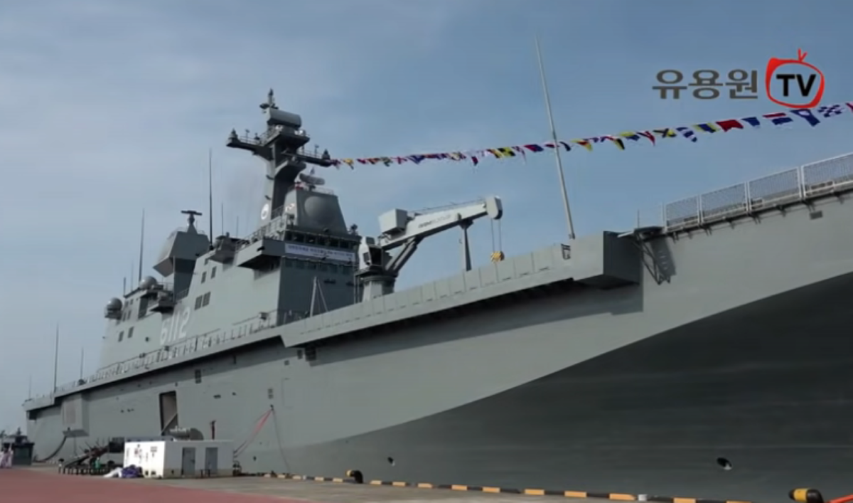 Buổi lễ nhập biên của tàu đổ bộ Marado được tổ chức tại căn cứ hải quân Jinhae, Hàn Quốc.