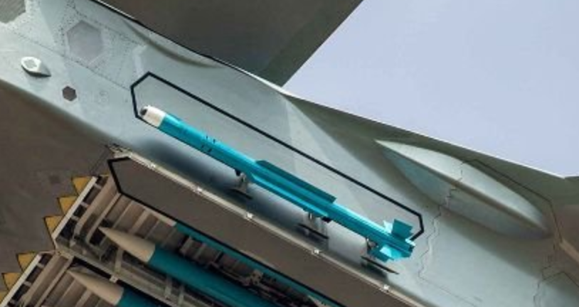 Ngoài ra, khi bay ở chế độ không tàng hình, chiếc J-20 còn có thể mang theo một tên lửa PL-15 treo ở giữa khoang vũ khí chính và khoang vũ khí phụ.