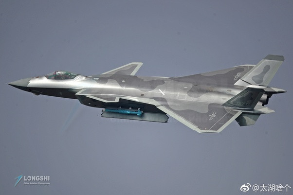 Tuy nhiên, các chuyên gia cũng nhận định rằng phiên bản hiện tại của tên lửa PL-15 thực tế có sải cánh thân và cánh đuôi khá lớn, vậy nên khó có thể đưa được tới sáu quả tên lửa loại này vào bên trong khoang vũ khí chính của J-20.