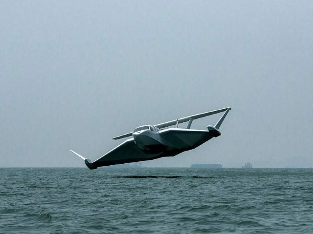 Theo lý thuyết, Ekranoplan chỉ có khả năng cất - hạ cánh từ mặt nước, nhưng trong lúc di chuyển, chúng sẽ duy trì độ cao từ 3 tới 5 mét so với mức nước biển, và hoàn toàn có thể "bay" trên cạn.