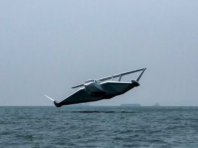 Theo lý thuyết, Ekranoplan chỉ có khả năng cất - hạ cánh từ mặt nước, nhưng trong lúc di chuyển, chúng sẽ duy trì độ cao từ 3 tới 5 mét so với mức nước biển, và hoàn toàn có thể "bay" trên cạn.