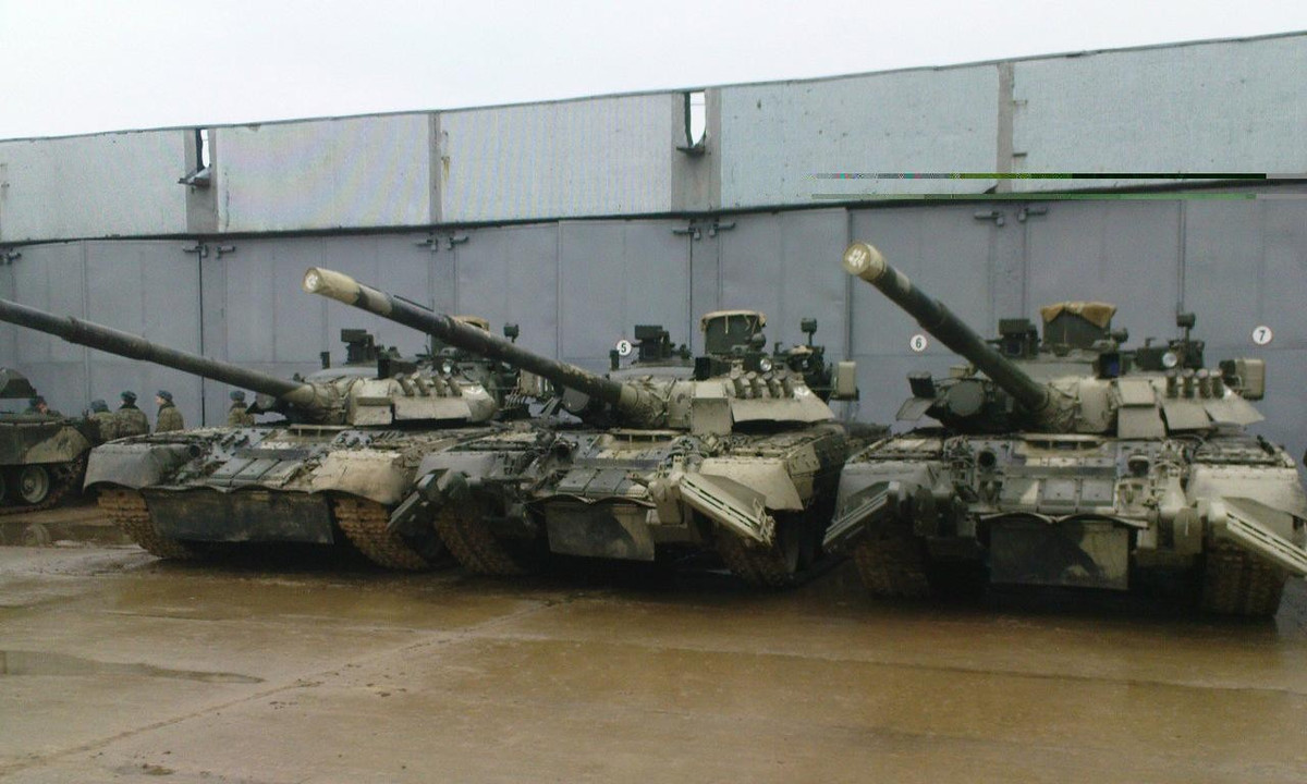 Đầu tiên là do pháo quá lớn nên khi lắp nên các khung gầm xe tăng hiện có làm không gian thêm chật chội, vì thế mà Object 292 chỉ có thể mang theo 16 viên đạn thay vì từ 40 viên như đã số các xe tăng thông thường.