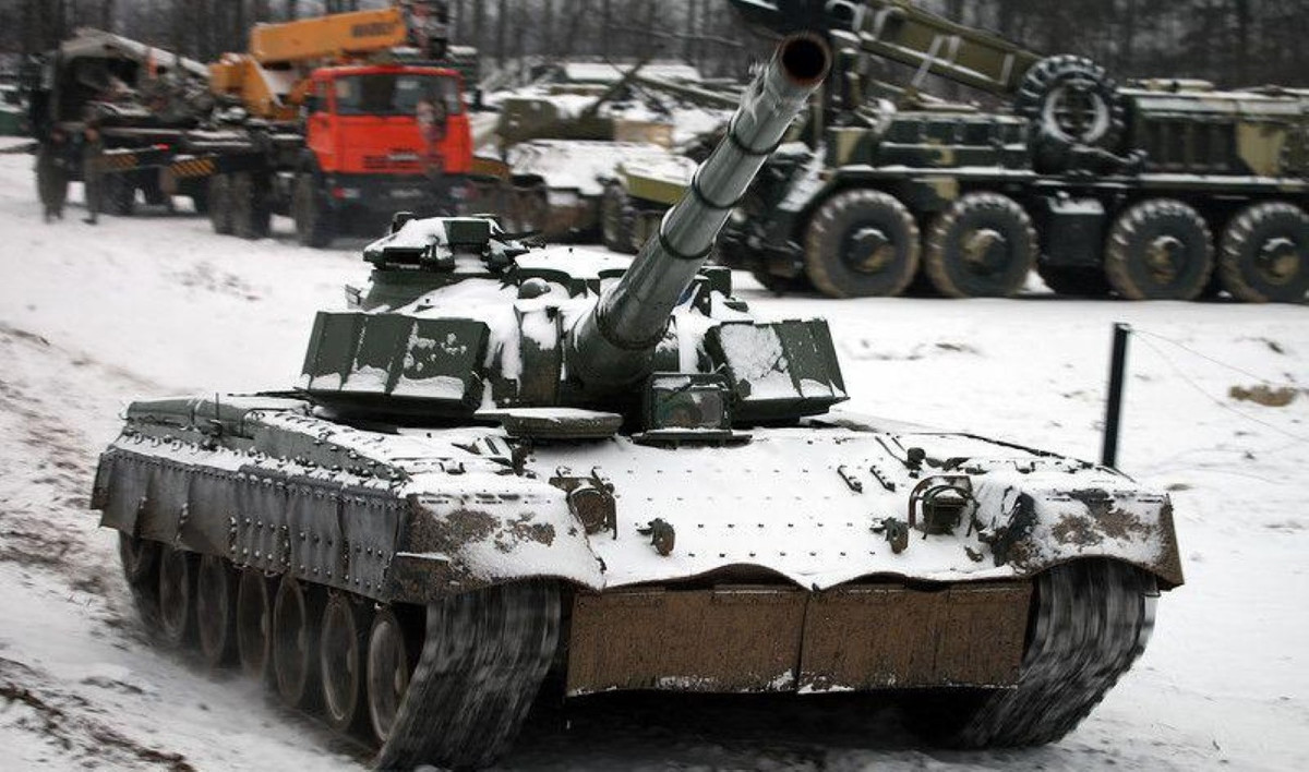 Thứ đến là độ giật của pháo 152mm rất lớn, khi lắp trên một khung gầm xe tăng thông thường vốn có trọng lượng lượng không cân xứng khiến cho độ chính xác của pháo giảm đi rõ rệt.