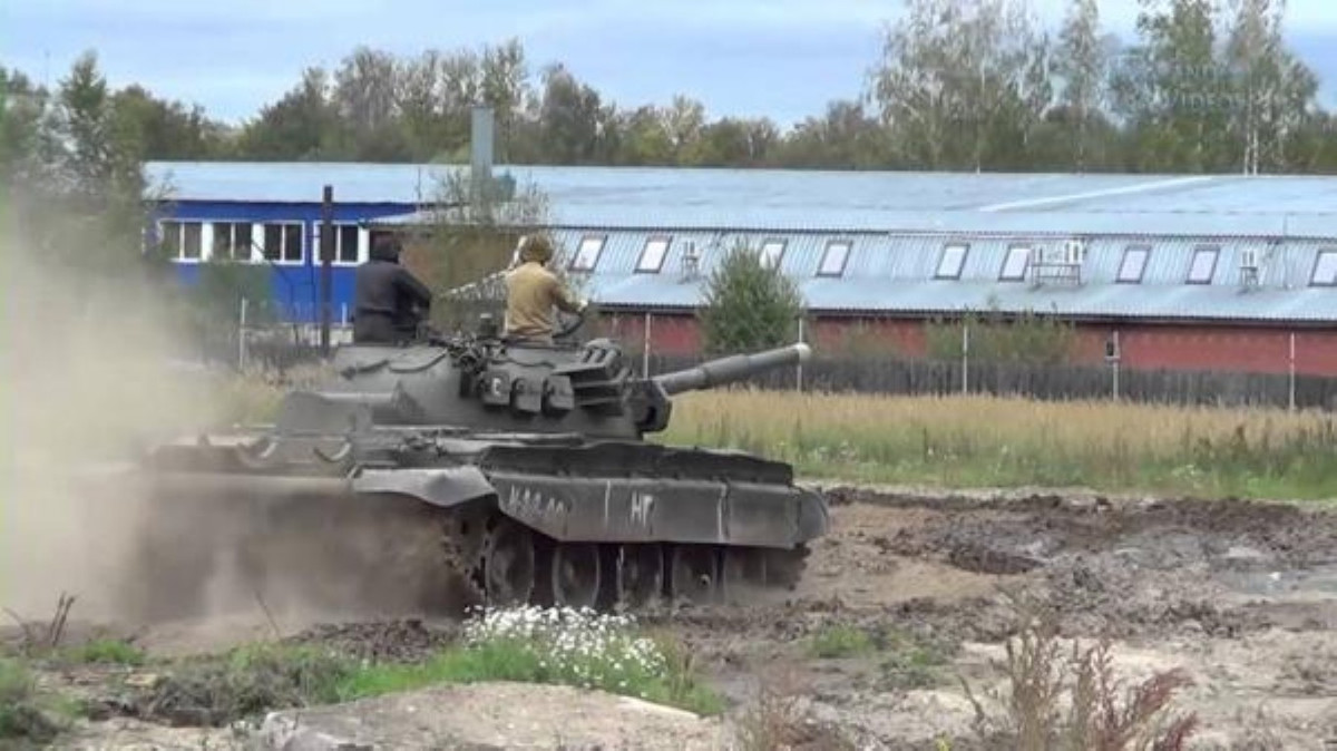 Pháo LP-83 có thể bắn được rất nhiều loại đạn, từ đạn nổ phân mảnh, đạn xuyên giáp động năng và thậm chí nó còn có thể bắn cả đạn hạt nhân chiến thuật.