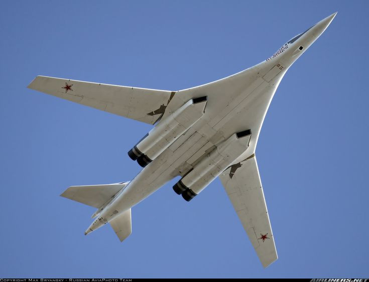 Số lượng vũ khí này sẽ được chiếc Tu-160 treo trong hai khoang chứa vũ khí dưới bụng. Theo thiết kế ban đầu, các khoang chứa này có thể mang theo 6 tên lửa hành trình Kh-55SM hoặc 12 tên lửa hạt nhân tầm ngắn AS-16.