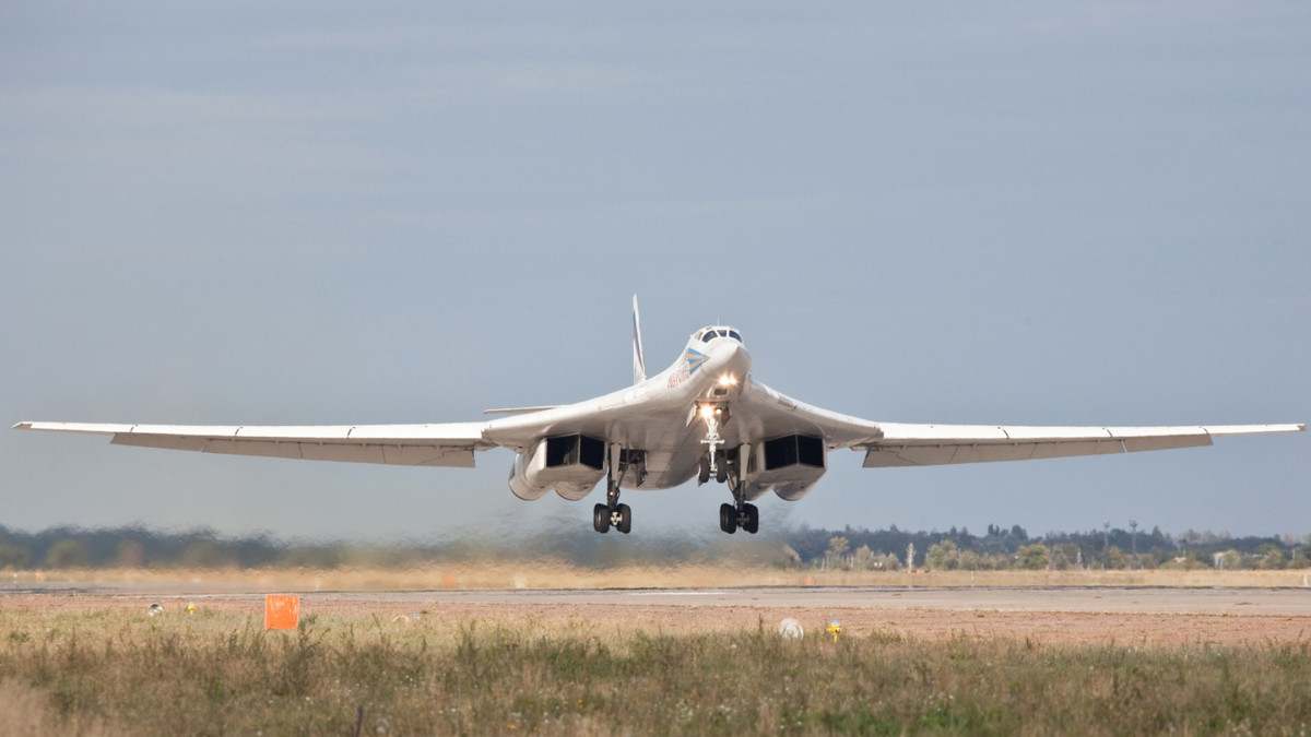Máy bay ném bom chiến lược Tu-160 hiện đang nắm giữ một loạt các kỷ lục hàng không, trong đó có kỷ lục máy bay ném bom có tốc độ bay nhanh nhất.