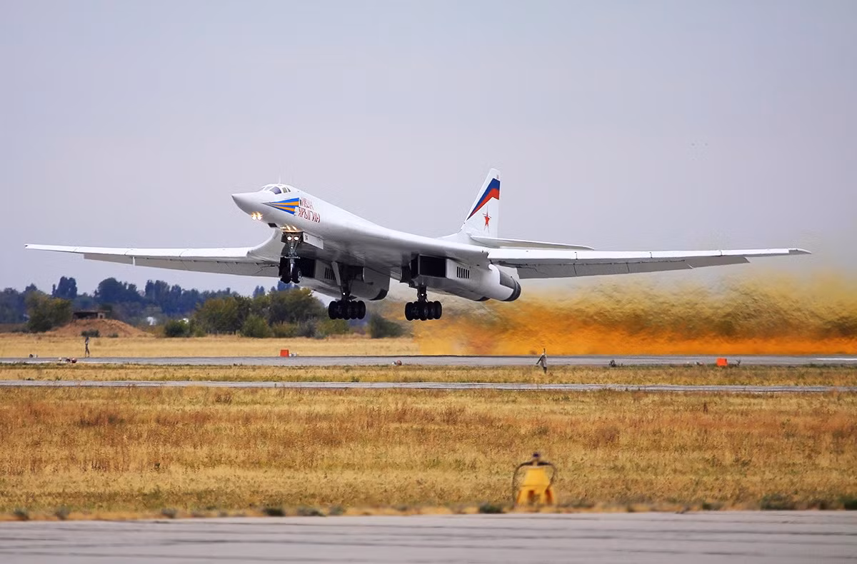 Trong quá khứ, Ukraine cũng từng sở hữu loại máy bay ném bom cực kỳ hiện đại và nguy hiểm này. Tuy nhiên tới nay, toàn bộ dàn máy bay Tu-160 của Ukraine đã bị phá hủy hoặc bị bán lại của Nga.