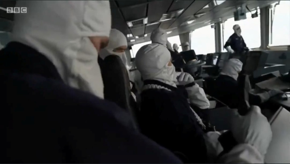 Thậm chí, thủy thủ đoàn trên các tàu chiến Anh đã nhận lệnh mặc quần áo chống cháy, sẵn sàng cho tình huống xấu nhất có thể xảy ra.