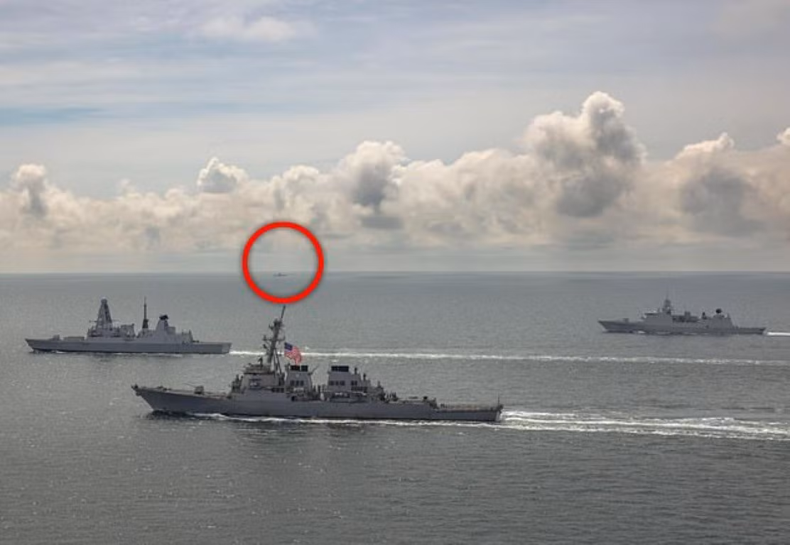 Ngay sau khi tàu HMS Defender của Anh bỏ qua những lời cảnh báo này, máy bay chiến đấu Su-24 của Nga đã khai hỏa và thả 4 quả bom giả ngay trước mũi tàu chiến Anh.