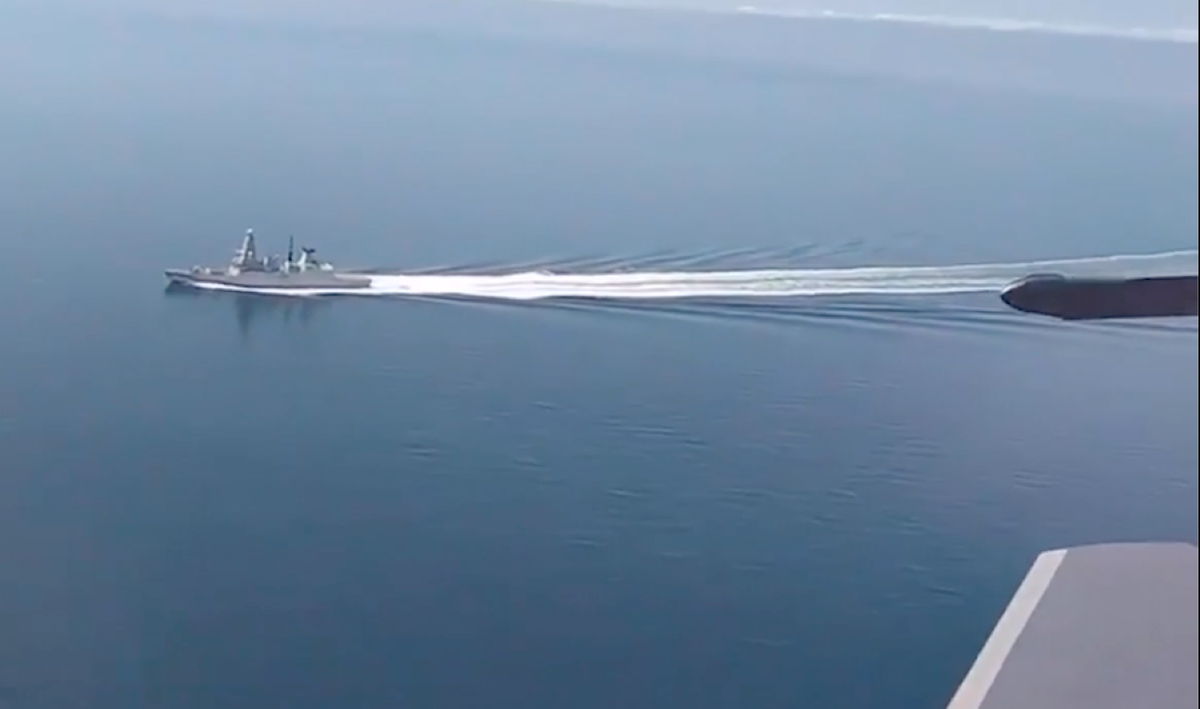 Bộ trưởng Quốc phòng Nga cho biết, chiến đấu cơ của nước này đã nã đạn sau khi cảnh cáo tàu khu trục Defender của Anh không được phép tiếp cận gần hải phận của nước này quá 5 km.