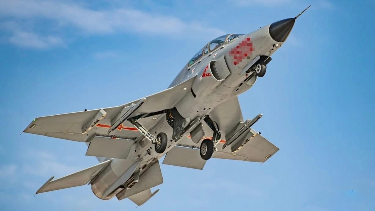 Đây cũng có thể coi là loại chiến đấu cơ, cường kích cơ phản lực đầu tiên trong biên chế Không quân Campuchia. Trước đó, Không lực Campuchia không sở hữu bất cứ loại máy bay nào có sức chiến đấu tương tự như FTC-2000G. Nguồn ảnh: Sina.