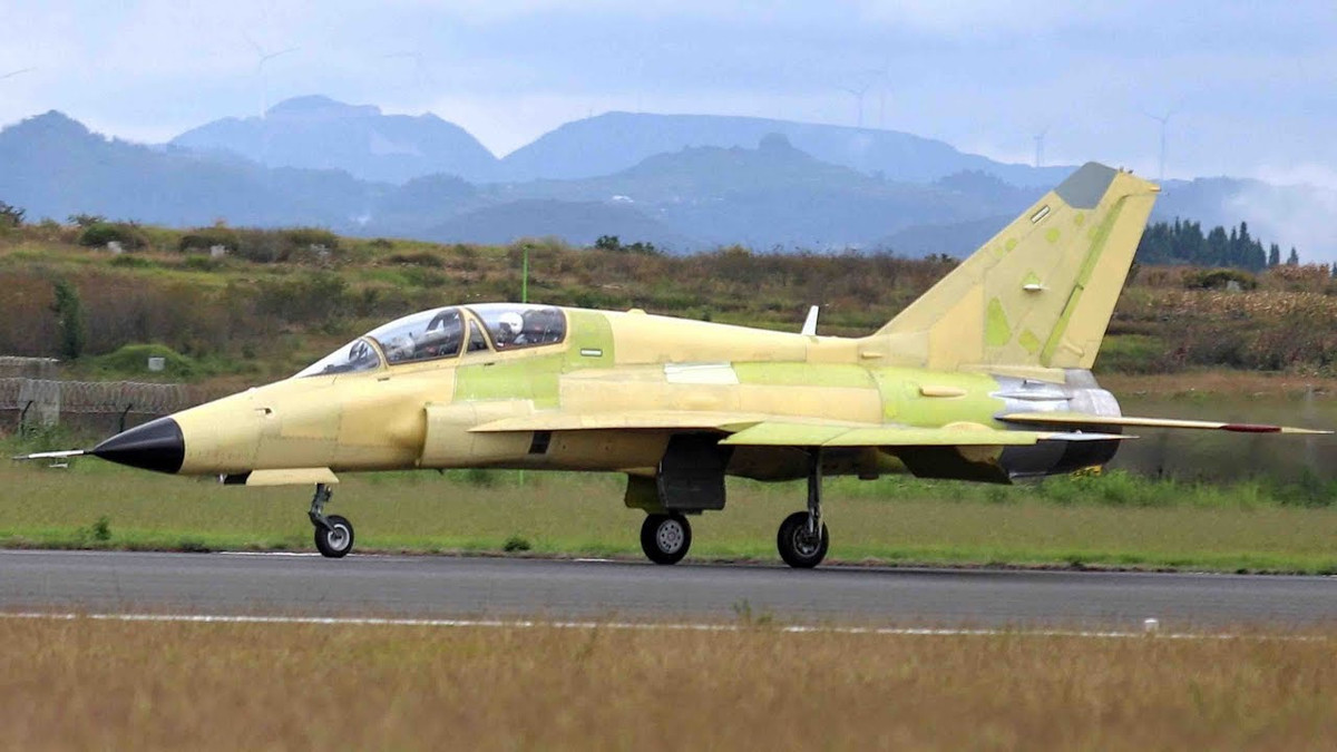 Về cơ bản, JL-9 cùng với JL-10 hiện tại đều là hai loại huấn luyện cơ hiện đại bậc nhất của Trung Quốc, cả hai bắt đầu được đưa vào sản xuất hàng loạt từ năm 2013.