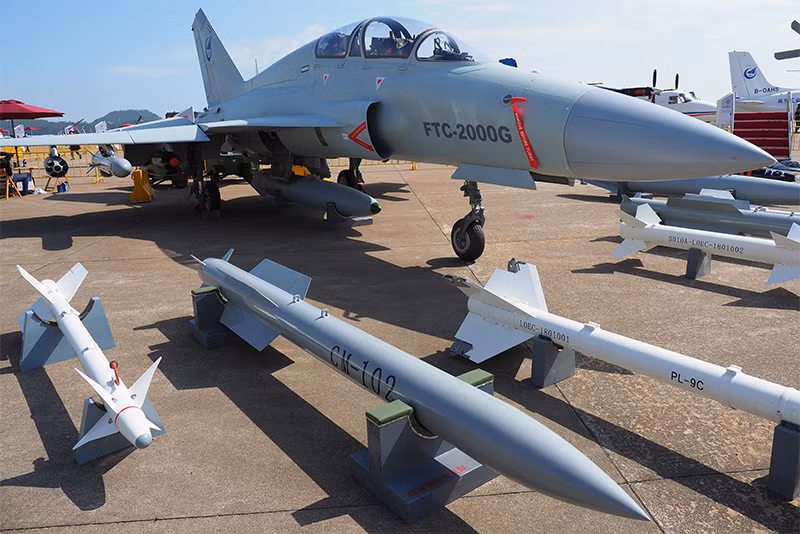 Về mặt thiết kế, có thể coi JL-9 hay FTC-2000 là phiên bản FT-7 với phần cánh được thiết kế lại, cùng với đó là sự khác biệt khá lớn trong kiểu dáng khí động học.