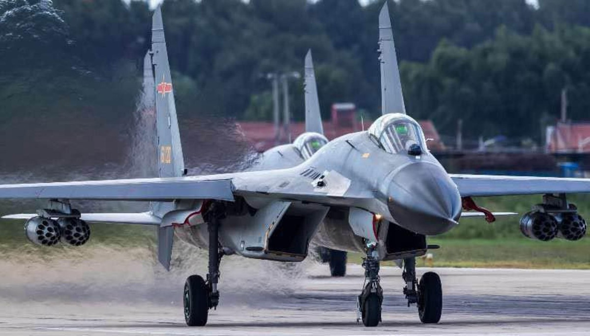 J-11BS là phiên bản hai chỗ ngồi của J-11B, vừa có khả năng chiến đấu vừa có thêm khả năng huấn luyện - rất giống với Su-27UB của Nga. Phiên bản J-11BS đầu tiên của Trung Quốc lộ diện vào năm 2007.