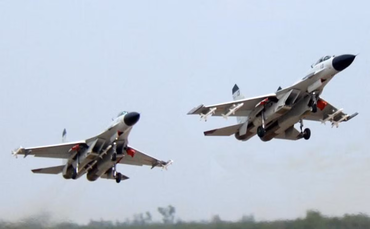 J-11D là phiên bản cải tiến sâu của J-11B với hệ thống radar quét mảng chủ động được thêm vào và động cơ WS-10 được cải tiến.