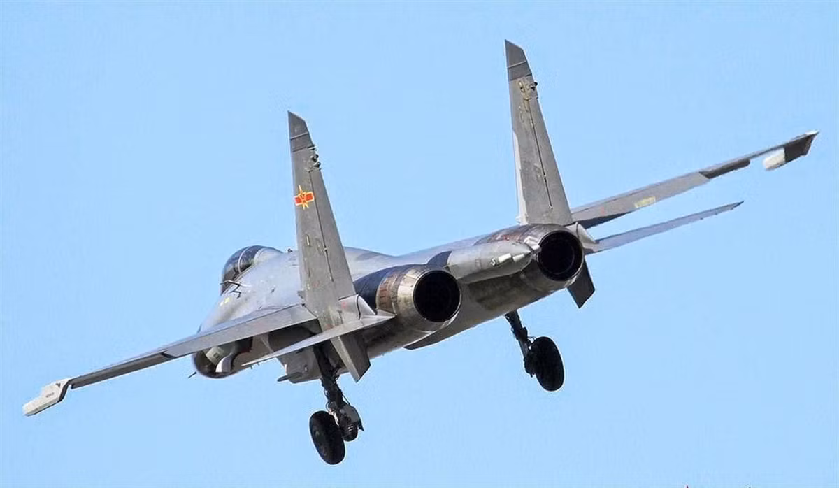 Cụ thể, phiên bản J-11 nội địa của Trung Quốc đều được trang bị radar NIIP Tikhomirov N001V, pháo 30mm tự động loại GSh-30-1 và hệ thống tên lửa Vympel NPO - tất cả đều có do Nga sản xuất và được Trung Quốc nhập khẩu.