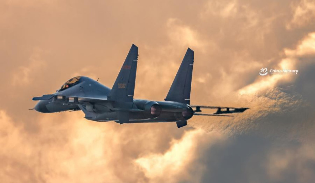 Đầu tiên là chiến đấu cơ J-11A, về cơ bản thì đây là phiên bản giống với J-11 tuy nhiên có cải tiến nhỏ ở trang bị với hệ thống điều khiển bay thế hệ mới do Trung Quốc tự thiết kế.