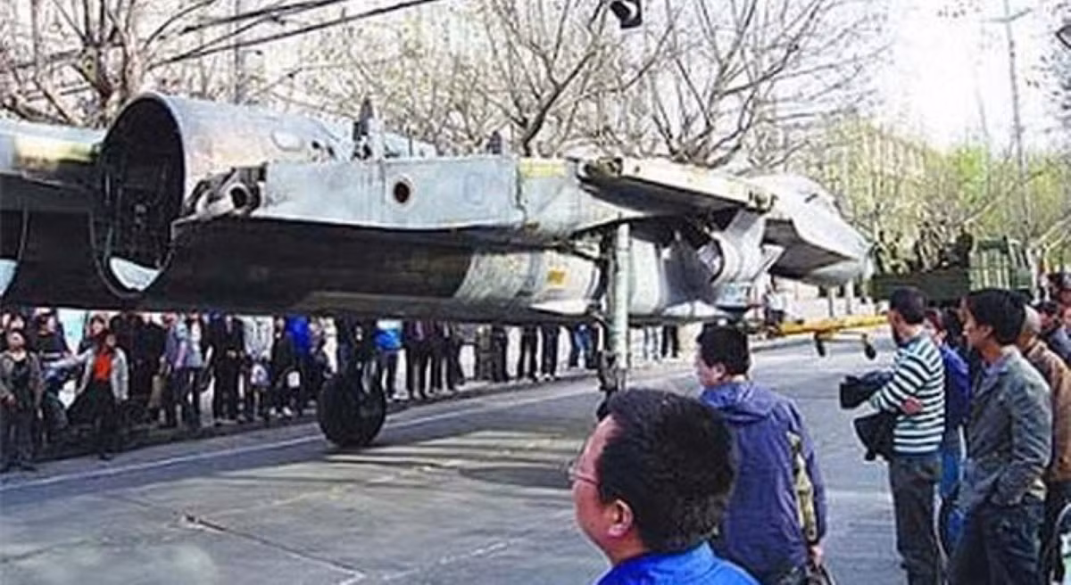 Hình ảnh xác những chiếc Su-27 được kéo trên phố từ chỗ căn cứ không quân về bãi phế liệu vào năm 2019, một lần nữa lại cứa vào nỗi đau của Nga trong thương vụ thế kỷ mà Moscow đã ký với Trung Quốc vào thập niên 1990.