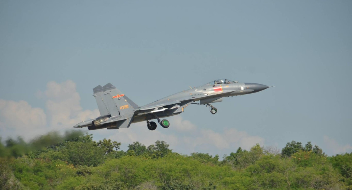 J-11 là loại chiến đấu cơ 2 động cơ, 1 chỗ ngồi dựa trên thiết kế của Su-27. Giống với phiên bản gốc của Liên Xô, tiêm kích J-11 cũng là loại chiến đấu cơ chiếm ưu thế trên không.