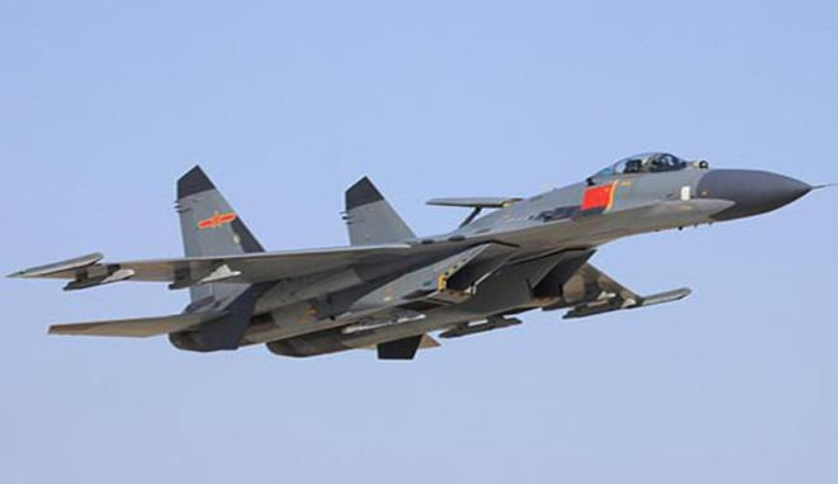 100 chiếc J-11 đầu tiên được Trung Quốc cùng Nga lắp ráp sử dụng động cơ Lyulka Saturn AL-31. theo đúng điều khoản hợp đồng.