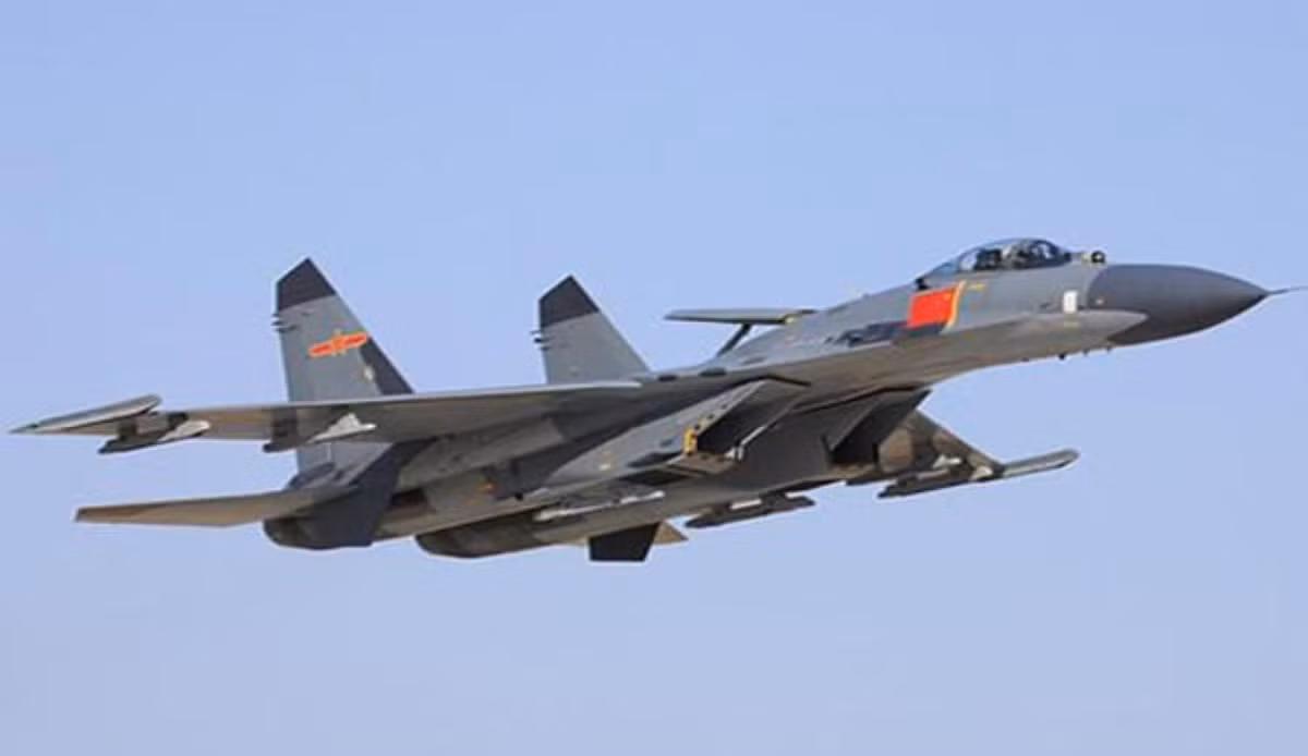 100 chiếc J-11 đầu tiên được Trung Quốc cùng Nga lắp ráp sử dụng động cơ Lyulka Saturn AL-31. theo đúng điều khoản hợp đồng.