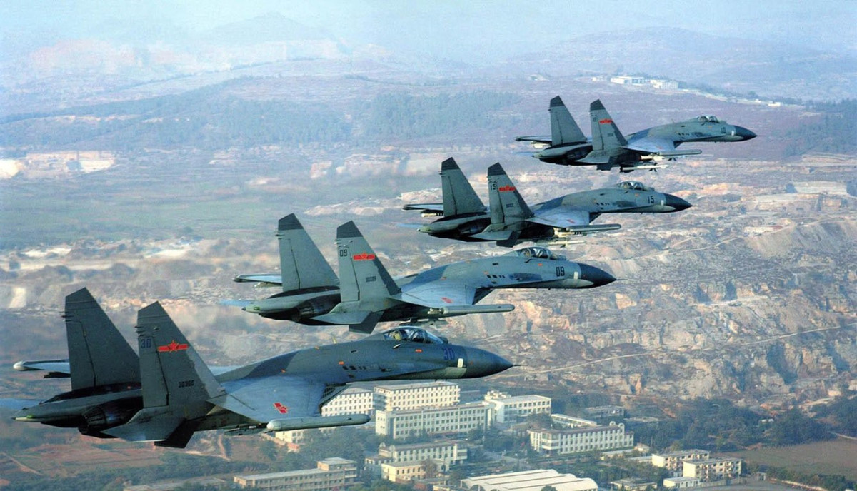 Vũ khí Trung Quốc thường được quảng bá với tính năng đỉnh cao trong khi giá chỉ bằng một nửa, thậm chí 1/3 tiêm kích mà chính nó sao chép.