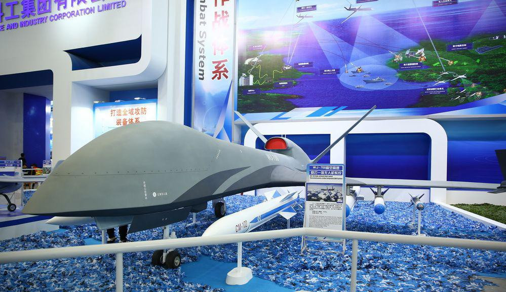 Mỹ đang phát triển các mẫu UAV với tốc độ cao hơn nhiều, bao gồm Boeing X-45 có thể đạt tốc độ tối đa gần 1.500 km/h.