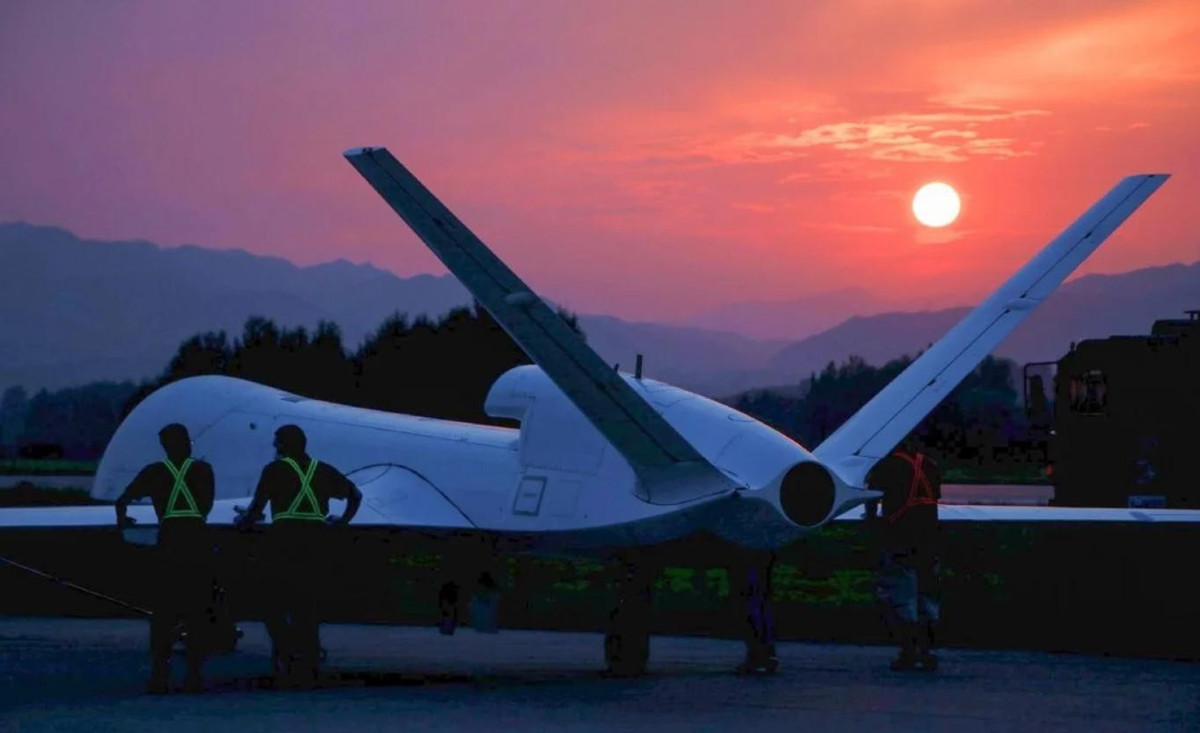  Tiêm kích không người lái (UCAV) WJ-700 do Trung Quốc phát triển đã thực hiện thành công chuyến bay thử đầu tiên hôm 11-1.