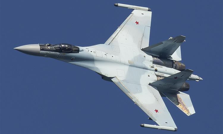 Trường hợp xảy ra cuộc đối đầu trực diện, rất khó để tiêm kích Su-30SM hay Su-35S nhận biết sự có mặt của F-22, trong khi đó phi công lái chiếc Raptor lại đủ khả năng ngắm bắn đối phương một cách rất ung dung.